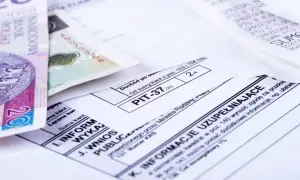 Polskie banknoty i formularz PIT-37.