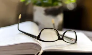 Zwrot za okulary - na kogo wystawić fakturę, aby uniknąć problemów?